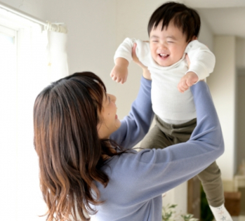 笑顔の親子